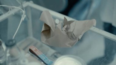 Doktor Diş Hekimi Masadan Aletleri Aldı