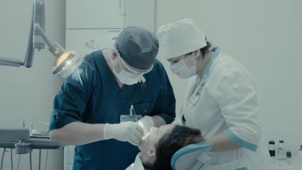 Ameliyatı dişçi cerrah yapar. — Stok video
