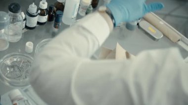 Doktor Diş Hekimi Masadan Aletleri Aldı