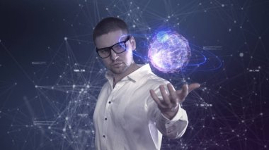 Beyaz gömlekli erkek bir bilim adamı bir top elinde tutar pleksus arka planı