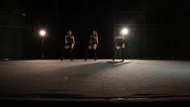 Бурлеск девушки танцуют перед двумя джентльменами — стоковое видео