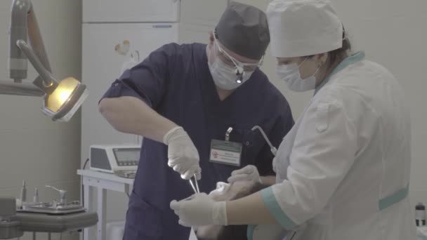 Chirurgien dentiste fait l'opération — Video