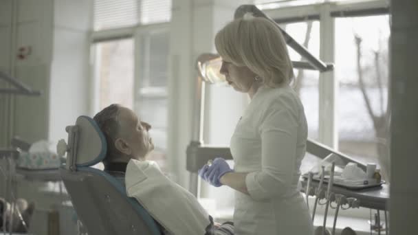 Dentista se comunica con un cliente — Vídeos de Stock