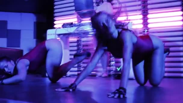 Go-go κορίτσια χορεύουν στο φόντο ενός πίνακα νέον DJ — Αρχείο Βίντεο