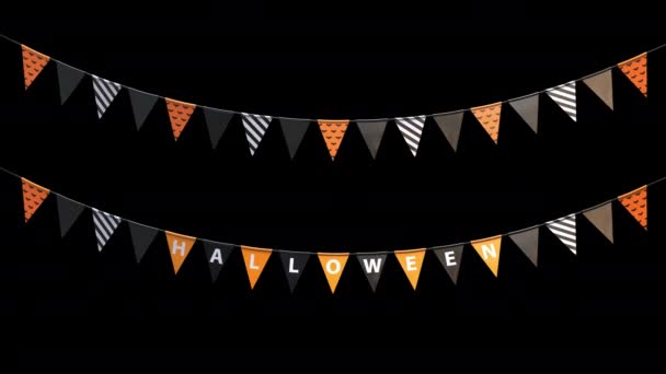 Петлі Хеллоуїн прапори висять на мотузці з альфа-каналом — стокове відео