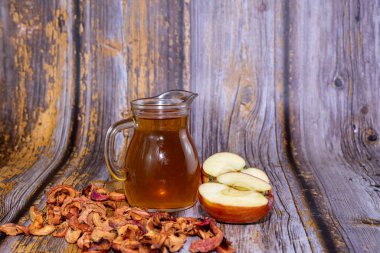 Ahşap bir arka planda kurutulmuş elma suyu ve elma suyu. Seçici odak