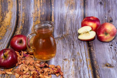 Ahşap bir arka planda kurutulmuş elma suyu ve elma suyu. Seçici odak