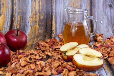 Ahşap bir arka planda kurutulmuş elma suyu ve elma suyu. Seçici odak