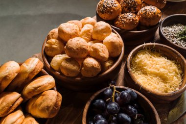 Ev yapımı çörekler güzel bir ahşap Kupası'nda. Çapraz kompozisyon