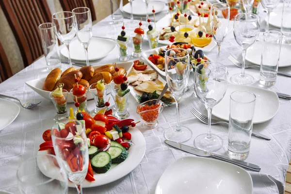 Table de fête, sur elle sont placés kanape, rouleaux d'aubergines et courgettes . — Photo