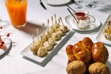 Tava ve bambu ile kızarmış peynir topları sopalarla 2