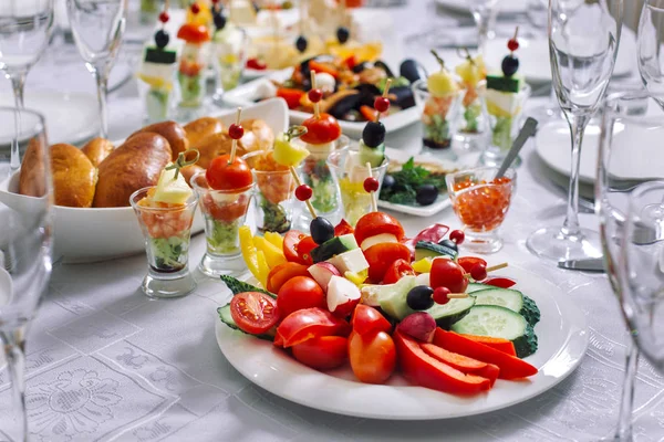 Table de fête, sur elle sont placés kanape, rouleaux d'aubergines et courgettes . — Photo