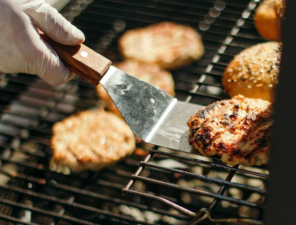 Pains pour hamburgers au sésame, boulettes de viande grillées . — Photo