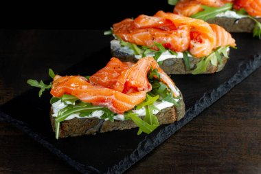 Alabalık ile sandviç.