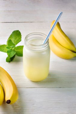 Muz nane yaprakları ile kokteyl.