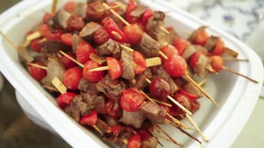 Şiş kebap kiraz domates ile.