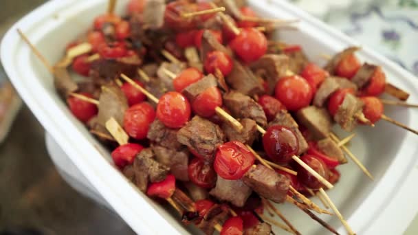 Kebab shish con tomates cherry . — Vídeo de stock