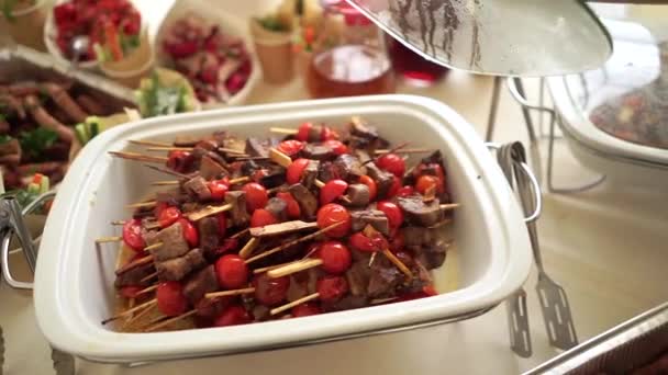 Shish kebab with cherry tomatoes. — Stock Video