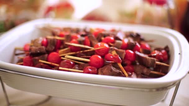 Ražniči s cherry rajčaty. — Stock video