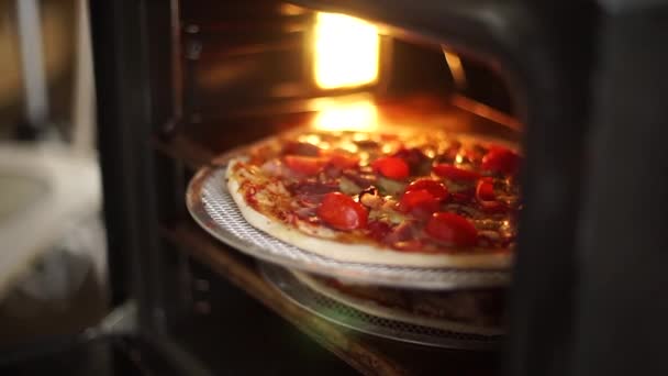 Heiße Pizza wird aus dem Ofen geholt. — Stockvideo