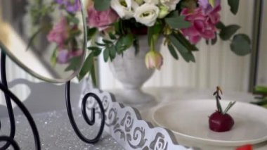 Cupcake güzel güller tarafından çevrili.