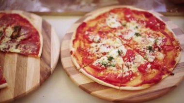 Ev yapımı Pizza ahşap tepsi üzerinde.