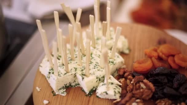 フレッシュ チーズは木の板に、します。. — ストック動画