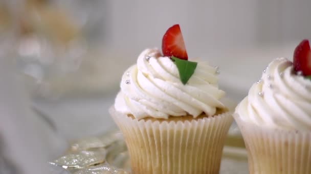 Cupcakes saborosos em stand — Vídeo de Stock