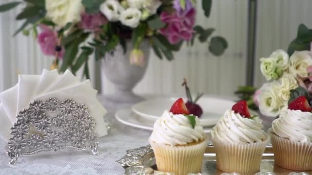 Cupcakes saborosos em pé. Maravilhosamente colocado mesa para pequeno-almoço . — Vídeo de Stock