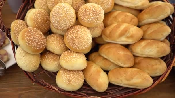Bollos y pan diferentes. Mejores productos de panadería local . — Vídeos de Stock