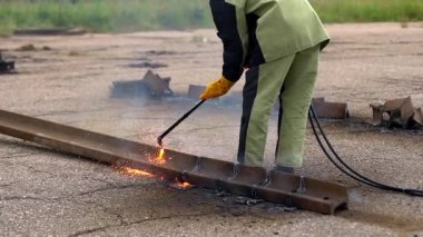 Gaz kesici çalışma ile metal hurda.