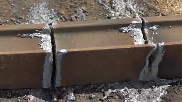 Řezu železo paprsek spaluje kov. — Stock video