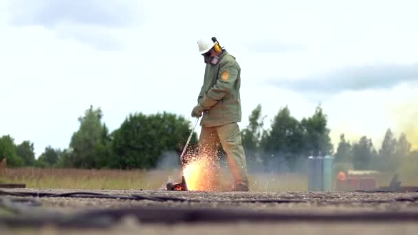 Gas cutter arbete med metallskrot. — Stockvideo