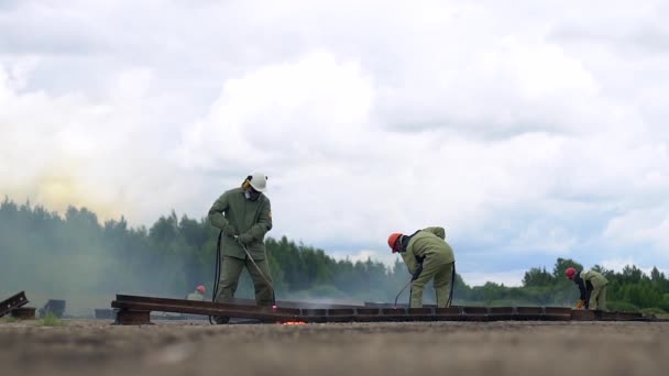 Gaz kesici çalışma ile metal hurda. — Stok video