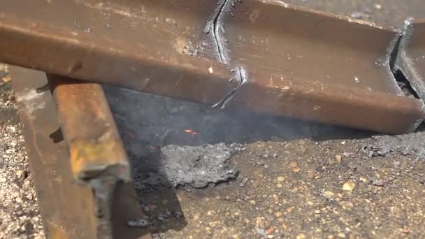 La poutre de fer coupé brûle le métal . — Video