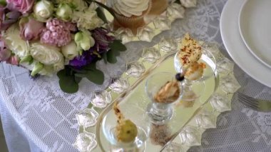 Bir gümüş tepsi ve bir buket düğün tablo.