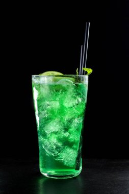 Siyah arka plan üzerine Mojito kokteyl. Cam kabı.
