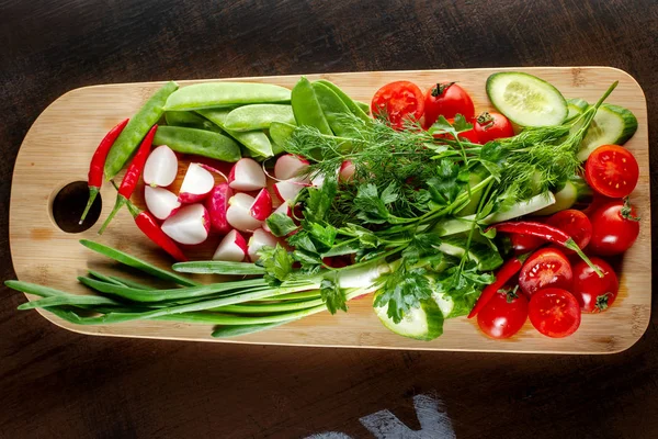 Деревянная доска с овощами для вегетарианского салата . — стоковое фото