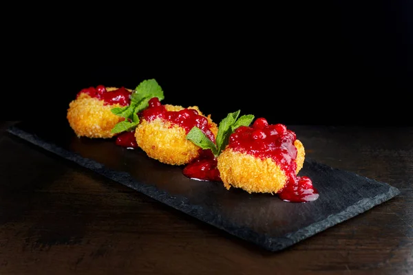 Hamuru pişmiş peynir ile kızılcık reçeli biberli.