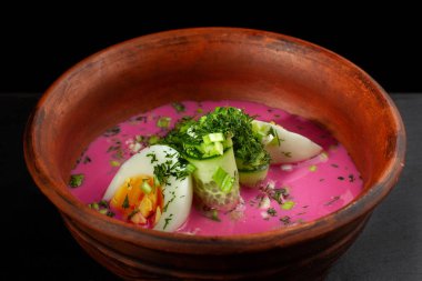 Rus lahana çorbası - Borsht yumurta ve soğan ile.