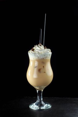 Siyah zemin buzlu kahve. İzole arka plan. Güzel bir cam.