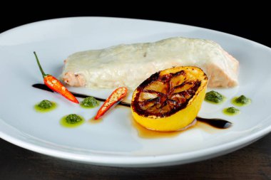 Somon steak krema sos, limon ve kağıt-2