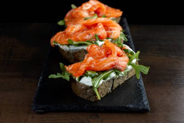 Alabalık ile sandviç. Clouse kadar. Siyah arduvaz.