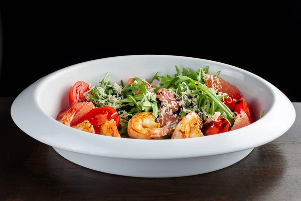 Karides, domates ve karışık sebzeli taze salata tabağı.. — Stok fotoğraf