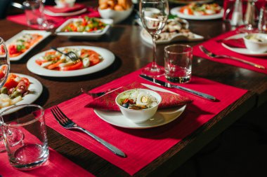 Haşlanmış yumurta ve zeytin salatası. Hizmet tablosu.