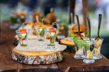 Kanepe üzerinde yuvarlak huş günlük. Küçük alan derinliği.