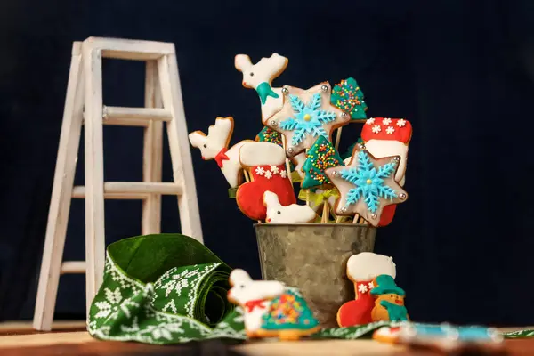 Рождественский стол с конфетами . — стоковое фото
