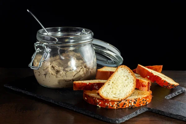 Tost susam ile yan yalan buns üzerinde siyah mazisi üzerine koyulur.