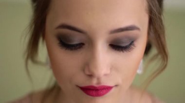 Güzel, mütevazı bir Rus kız baktı ve kameraya doğru görünüyor. Güzel genç bak.