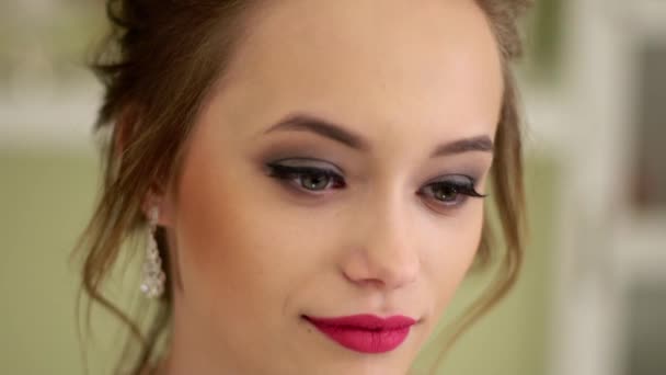 En vacker, blygsamma rysk flicka tittar upp och ser in i kameran. Härlig ung utseende. — Stockvideo